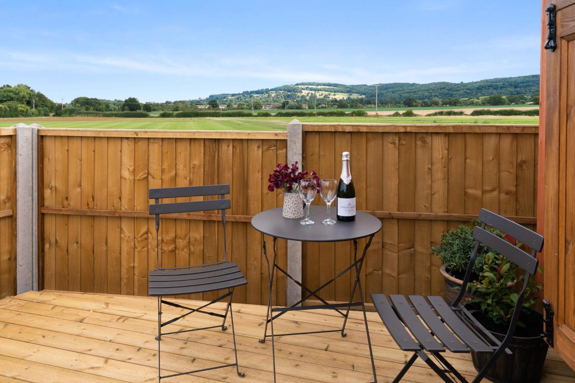 Outbak Shepherds Hut Cheltenham Exterior foto