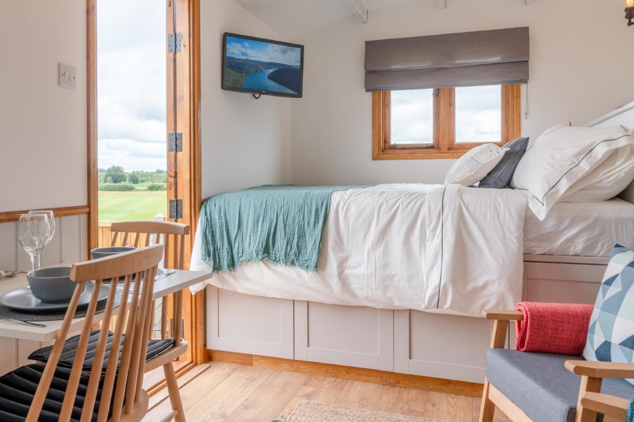 Outbak Shepherds Hut Cheltenham Exterior foto